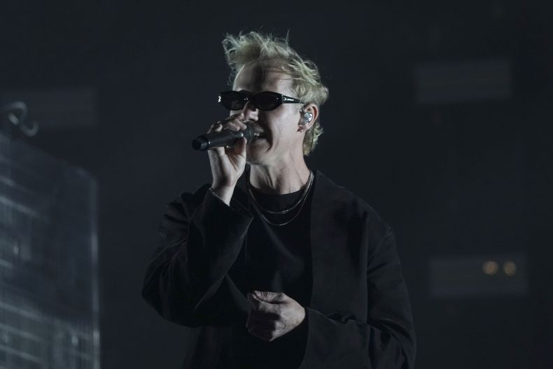 Tyrone Lindqvist de la banda australiana Rufus Du Sol durante su presentación en la 25ª edición del festival de música Vive Latino en la Ciudad de México, el domingo 16 de marzo de 2025. (Foto AP/Aurea Del Rosario)