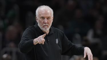ARCHIVO - Foto del 26 de marzo del 2023, el entrenador de los Spurs de San Antonio Gregg Popovich señala desde la banca en el juego ante los Celtics de Boston. El sábado 8 de julio del 2023, los Spurs anuncian que Popovich firmó por otros cinco años. (AP Foto/Steven Senne, Archivo)