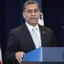 El secretario de Salud y Servicios Humanos, Xavier Becerra, hace declaraciones durante un acto en el que se puso en marcha la Oficina de Seguridad Global de Salud y Diplomacia, perteneciente al Departamento de Estado, en la sede de esta agencia en Washington, el martes 1 de agosto de 2023. (AP Foto/Jacquelyn Martin)