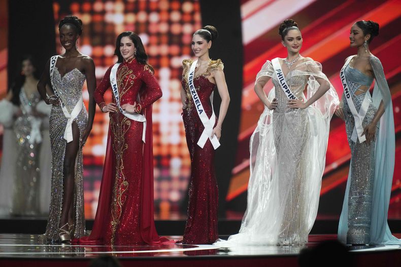 Las finalistas posan para el jurado durante la ronda final del 74º concurso de belleza Miss Universo en la provincia de Nonthaburi, Tailandia, el viernes 21 de noviembre de 2025. A la izquierda se encuentra Miss Costa de Marfil Olivia Yacé. (Foto AP/Sakchai Lalit)
