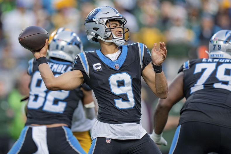 ARCHIVO - El quarterback de los Panthers de Carolina, Bryce Young (9) lanza el ovoide durante un partido de la NFL ante los Packers de Green Bay, el domingo 24 de diciembre de 2023 en Charlotte, Carolina del Norte. (AP Foto/Jacob Kupferman, Archivo)
