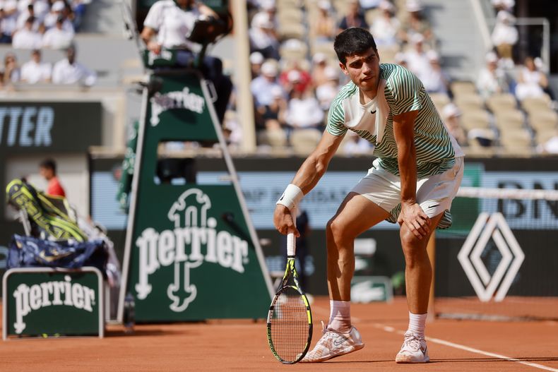 El español Carlos Alcaraz reacciona con dolor al final del tercer juego del tercer set durante su partido semifinal en el Abierto de Francia de tenis, en contra del serbio Novak Djokovic, en el estadio Roland Garros, em París, el viernes 9 de junio de 2023. (AP Foto/Jean-Francois Badias)