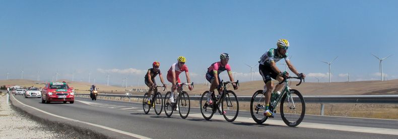 El espa&ntilde;ol Francisco Javier Aramendia, der., encabeza una ofensiva en Zahara de los Atunes durante la Vuelta a Espa&ntilde;a el domingo 24 de agosto del 2014. (AP Foto/Tony Hicks)