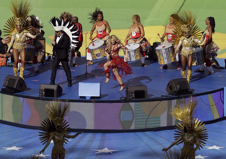 La cantante colombiana Shakira canta en la ceremonia de clausura del Mundial el domingo, 13 de julio de 2014, en R&iacute;o de Janeiro. (AP Photo/Themba Hadebe)