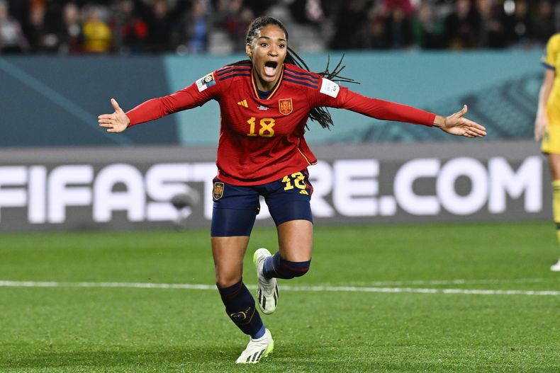 La española Salma Paralluelo celebra tras anotar el primer gol de su equipo en la semifinal de la Copa Mundial ante Suecia el martes 15 de agosto del 2023. (AP Photo/Andrew Cornaga)