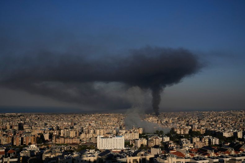 ARCHIVO — Una columna de humo señala el lugar de un ataque aéreo israelí en Dahiyeh, un suburbio del sur de Beirut, Líbano, el 3 de marzo de 2026. (AP Foto/Hussein Malla, archivo)