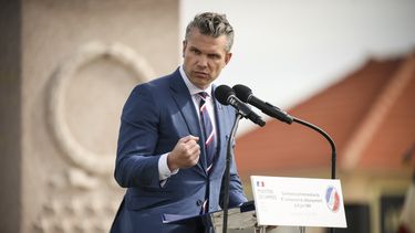 El secretario de Defensa de Estados Unidos, Pete Hegseth, pronuncia un discurso durante la ceremonia internacional que conmemora el 81er aniversario del desembarco del Día D, el viernes 6 de junio de 2025 en Utah Beach, Normandía. (AP Foto/Thomas Padilla)