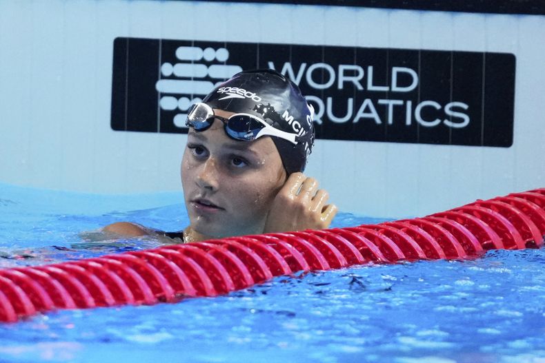 Summer McIntosh de Canadá reacciona después de ganar el oro en la final femenina de 400 metros estilo libre en el Campeonato Mundial de Deportes Acuáticos en Singapur, el domingo 27 de julio de 2025. (AP Photo/Vincent Thian)
