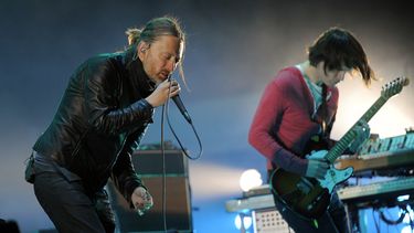 ARCHIVO - Thom Yorke, a la izquierda, y Jonny Greenwood de Radiohead actúan durante el concierto principal de la banda en el Festival de Música y Artes de Coachella Valley en Indio, California el 14 de abril de 2012. (Foto AP/Chris Pizzello, archivo)