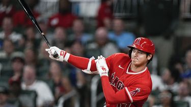 Shohei Ohtani de los Angelinos de Los Ángeles conecta un sencillo en la séptima entrada ante los Bravos de Atlanta el lunes 31 de julio del 2023. (AP Foto/John Bazemore)