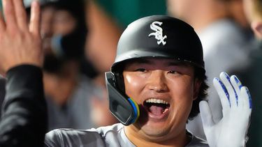 Munetaka Murakami de los Medias Blancas de Chicago celebra en el dugout tras batear un jonrón de dos carreras en la séptima entrada ante los Reales de Kansas City el martes 22 de septiembre del 2026. (AP Foto/Charlie Riedel)