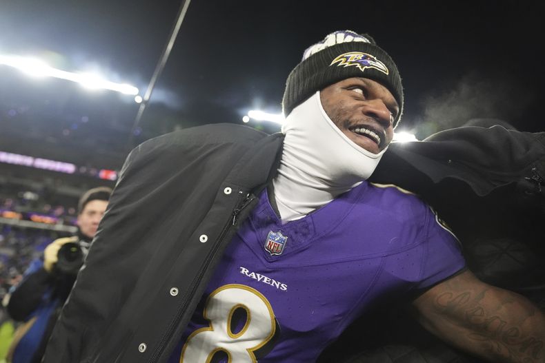 Lamar Jackson, quarterback de los Ravens de Baltimore, sonríe después de un partido de la NFL en contra de los Browns de Cleveland el sábado 4 de enero de 2025, en Baltimore. Los Ravens ganaron 35-10. (AP Foto/Stephanie Scarbrough)