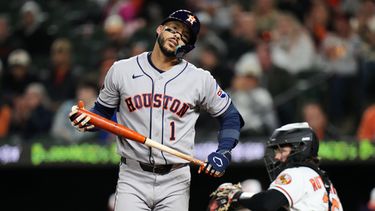 Carlos Correa (1), de los Astros de Houston, reacciona después de poncharse durante la séptima entrada de un partido de béisbol contra los Orioles de Baltimore, el martes 28 de abril de 2026, en Baltimore. (Foto AP/Stephanie Scarbrough)