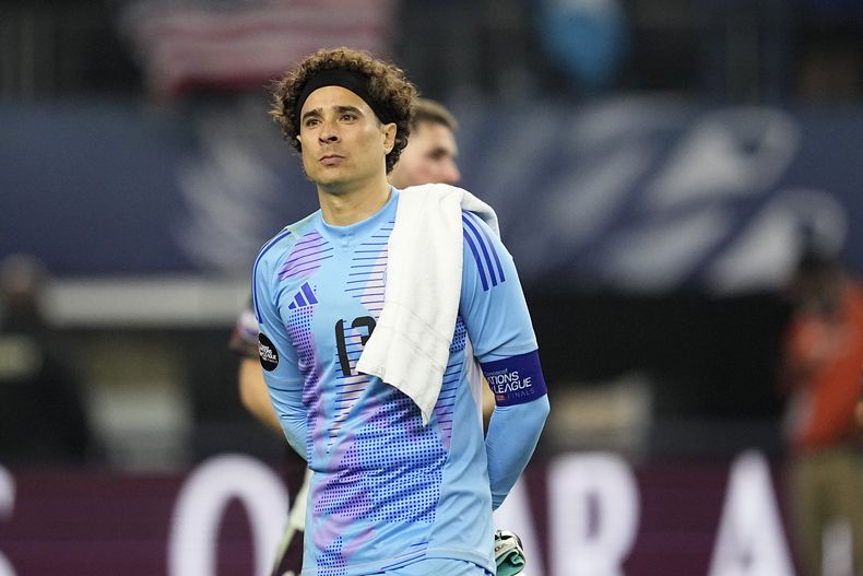 ARCHIVO - Foto del 24 de marzo del 2024, el mexicano Guillermo Ochoa espera durnate la presentación del trofeo en la final de la Liga de Naciones CONCACAF ante Estados Unidos. El viernes 10 de mayo del 2024, Ochoa, Raúl Jiménez e Hirving Lozano quedan fuera de la convocatoria a la Copa América. (AP Foto/Tony Gutierrez, Archvo)