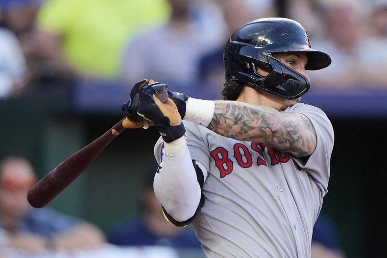 El mexicano Jarren Durán, de los Medias Rojas de Boston, batea un sencillo productor en el duelo del sábado 10 de mayo de 2025, ante los Reales de Kansas City (AP Foto/Charlie Riedel)