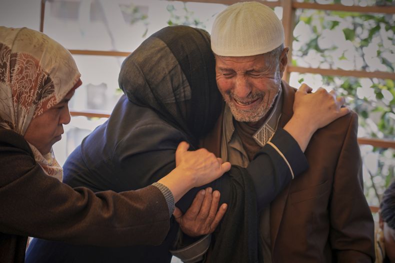 Hassan Abu Sultan llora sobre el cuerpo de su hijo Jehad, que murió junto con su esposa y tres hijos cuando un ataque israelí golpeó su carpa, mientras sus cuerpos yacen en el suelo en un hospital de Jan Yunis, en el sur de la Franja de Gaza, a la espera de un entierro el primer día del feriado musulmán del Eid, el domingo 30 de marzo de 2025. (AP Foto/Abdel Kareem Hana)