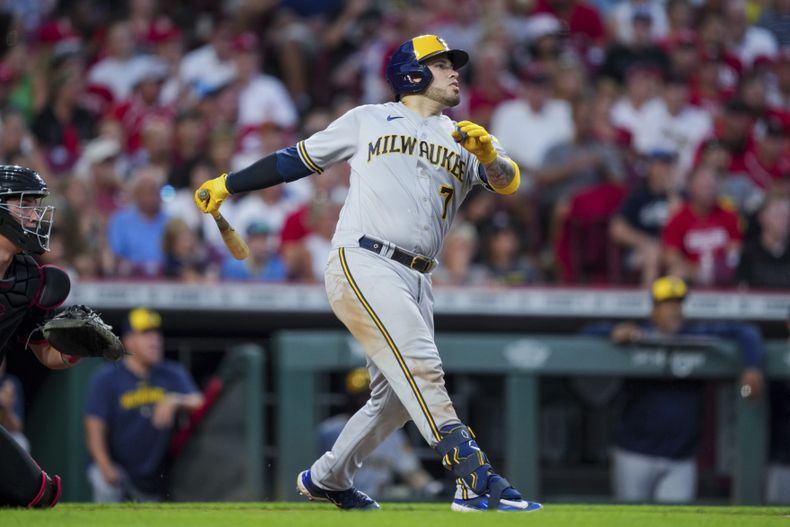 El puertorriqueño Víctor Caratini, de los Cerveceros de Milwaukee, batea un sencillo en el juego del viernes 14 de julio de 2023 ante los Rojos de Cincinnati (AP Foto/Aaron Doster)