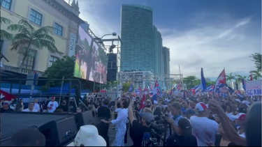 cuba clama libertad: cubanos piden el fin de la dictadura frente a la freedom tower de miami