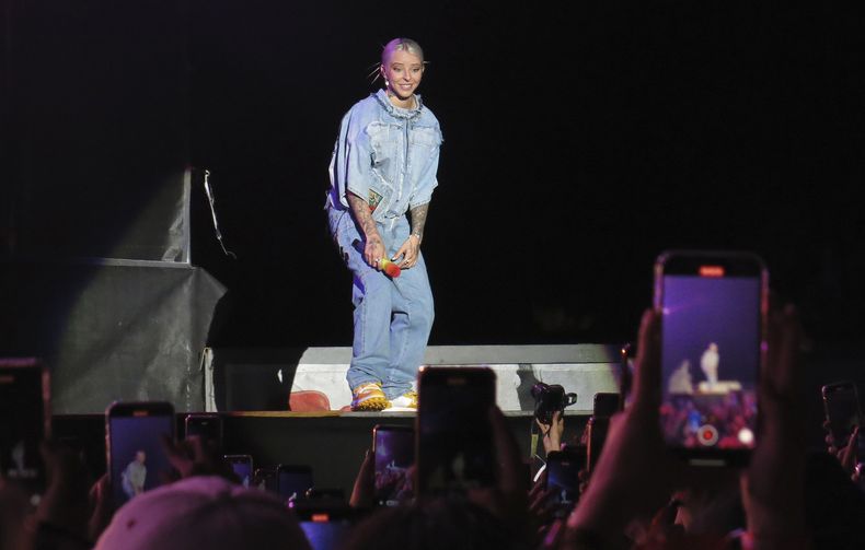 La cantante puertorriqueña Young Miko durante su concierto en el Coca-Cola Flow Fest en la Ciudad de México, el sábado 25 de noviembre de 2023. (Foto AP/Berenice Bautista)