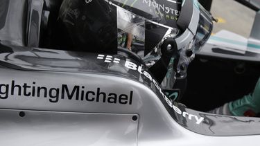 americateve | El piloto de Mercedes, Nico Rosberg, aparece en su veh&iacute;culo con un mensaje de apoyo a Michael Schumacher durante una pr&aacute;ctica del GP de Italia el viernes, 5 de septiembre de 2014, en Monza, Italia. (AP Photo/Luca Bruno)