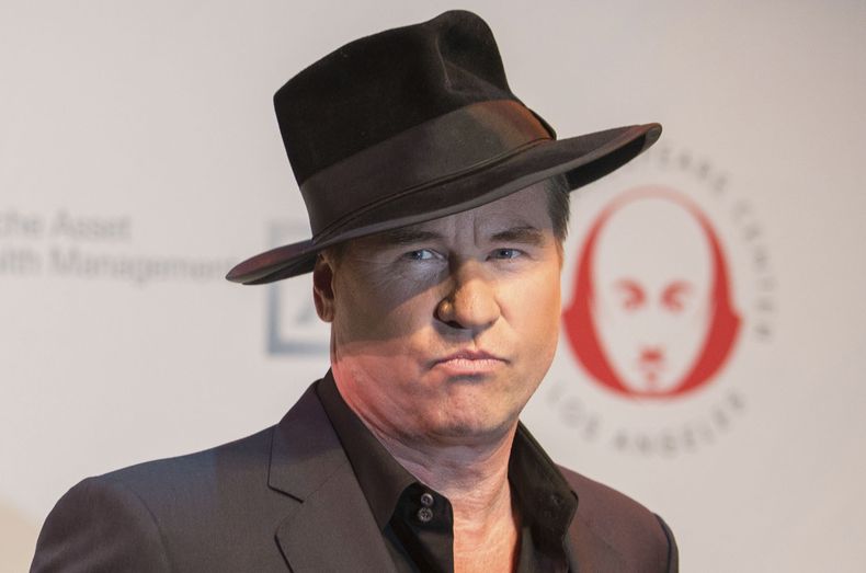 ARCHIVO- El actor Val Kilmer llega a la 23a edición anual del evento Simply Shakespeare en The Broad Stage en Santa Monica, California el 25 de septiembre de 2013. (Foto Paul A. Hebert/Invision/AP, archivo)