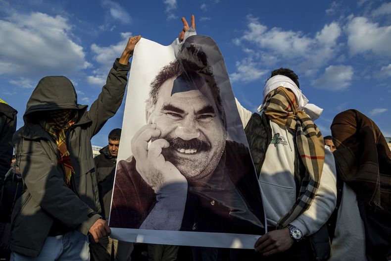 ARCHIVO - Jóvenes sostienen una fotografía de Abdullah Ocalan, líder encarcelado del PKK, en Diyarbakir, Turquía, el 27 de febrero de 2025. (AP Foto/Metin Yoksu, Archivo)