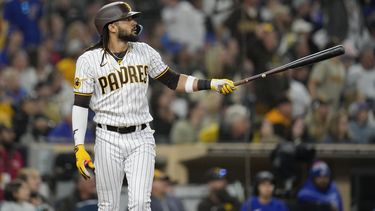 El dominicano Fernando Tatis Jr. observa su jonrón de tres carreras en el encuentro del sábado 3 de junio de 203, ante los Cachorros de Chicago (AP Foto/Gregory Bull)