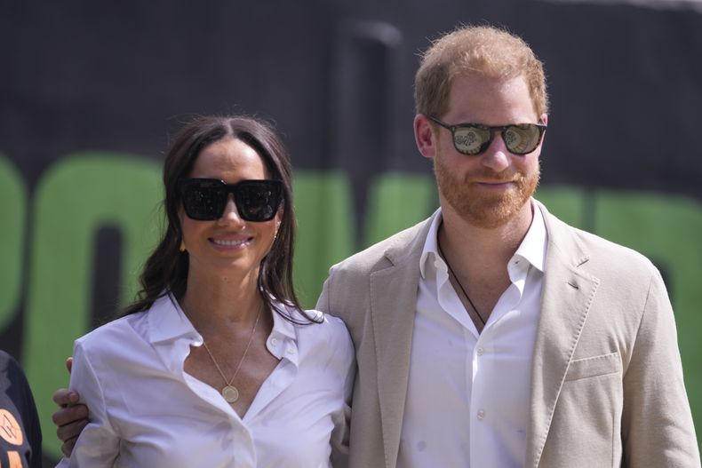 ARCHIVO - El príncipe Enrique y Meghan asisten a la clínica Dream Big Basketball de la Fundación Gigante de África en Lagos, Nigeria, el 12 de mayo de 2024. (AP Foto/Sunday Alamba, Archivo)