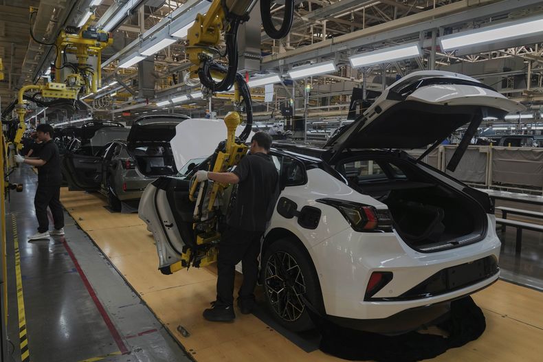 Trabajadores ensamblan los modelos Zeekr 001 EV en la planta del fabricante chino Zeekr, en Ningbo, provincia oriental china de Zhejiang, el miércoles 17 de abril de 2025. (AP Foto/Andy Wong)