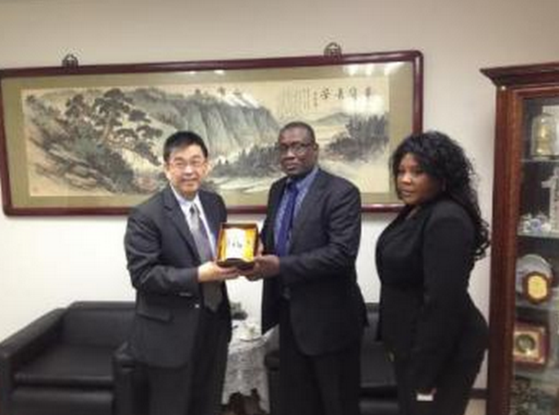 Jorge Luis Garcia Pérez "Antúnez" e Yris Pérez Aguilera se reúnen con el Presidente de la Universidad de Taipei.