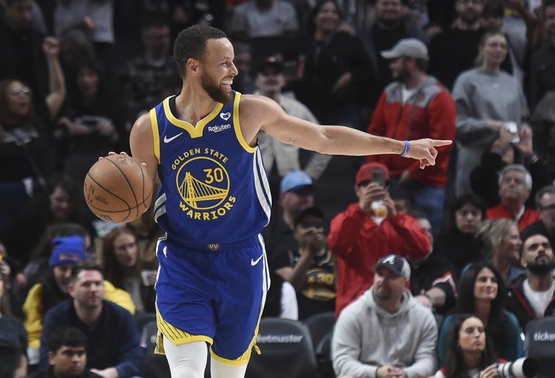 Stephen Curry sonríe, hacia el final del partido del jueves 11 de abril de 2024, ante los Trail Blazers de Portland (AP Foto/Steve Dykes)