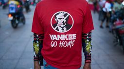 Un hombre viste una camiseta con una imagen del presidente de Estados Unidos, Donald Trump, durante una manifestación organizada por el gobierno contra la intervención extranjera, en Caracas, Venezuela, el 30 de octubre de 2025. (AP Foto/Ariana Cubillos)