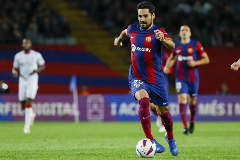 Ilkay Gundogan del Barcelona controla el balón en el encuentro ante el Athletic Bilbao en la liga española el domingo 22 de octubre del 2023. (AP Foto/Joan Monfort )
