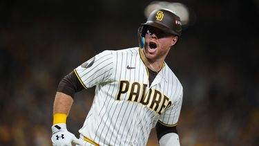 Gavin Sheets, de los Padres de San Diego, festeja su jonrón de dos carreras ante los Cachorros de Chicago en el segundo juego de la serie de comodines, el miércoles 30 de septiembre de 2026 (AP Foto/Gregory Bull)