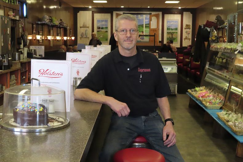 Ron Stark, copropietario de la heladería y restaurante Holstens, de Bloomfield Nueva Jersey donde se filmó la escena final de The Sopranos sentado en el establecimiento el 5 de marzo de 2024. El gabinete de restaurante donde Tony Soprano fue asesinado, o no, se vendió por más de 82.000 dólares en una subasta en internet a un comprador anónimo. (Foto AP/Wayne Parry)