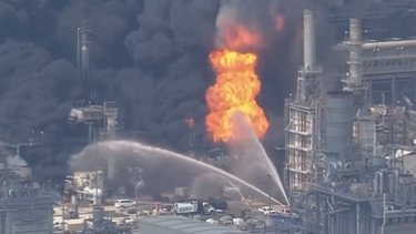 La explosión de una refinería causa enorme incendio en Texas