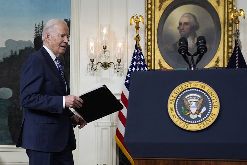 El presidente Joe Biden llega para hablar en la Sala de Recepción Diplomática de la Casa Blanca, el jueves 8 de febrero de 2024, en Washington. (Foto AP/Evan Vucci)