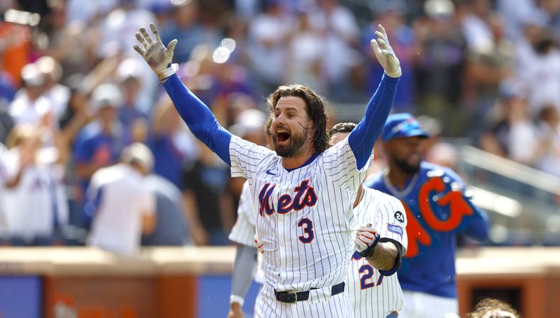 Jesse Winker de los Mets de Nueva York reacciona tras batear el jonrón de la victoria en la novena entrada ante los Orioles de Baltimore el miércoles 21 de agosto del 2024. (AP Foto/Noah K. Murray)