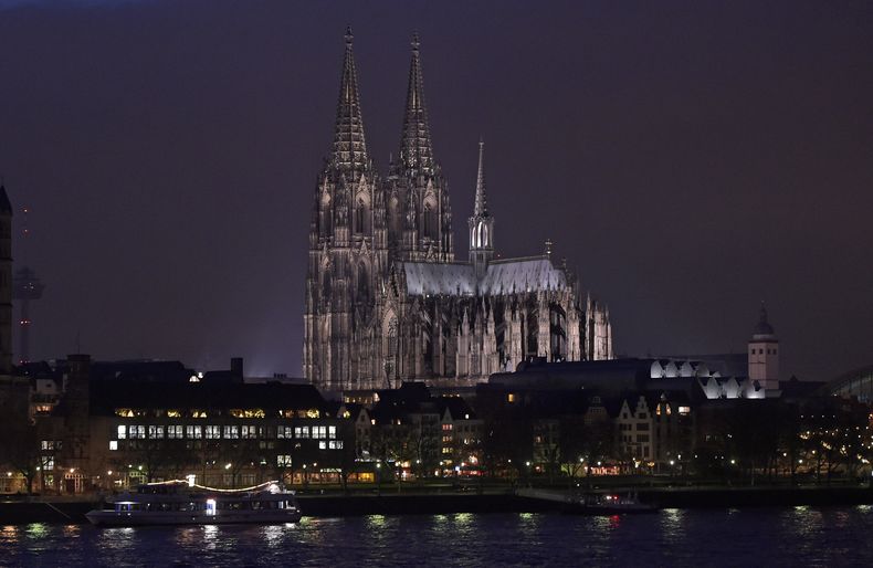 ARCHIVO - La Catedral de Colonia luce iluminada por la noche, en Colonia, Alemania, el lune 5 de enero de 2015. (AP Foto/Martin Meissner, archivo)