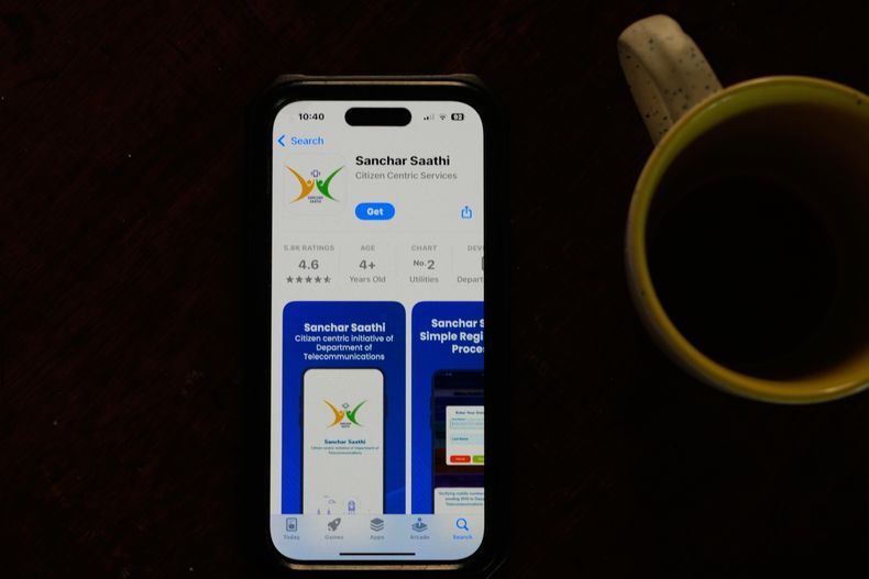 Una app de ciberseguridad del gobierno indio llamada Sanchar Saathi se ve en un celular en Nueva Delhi, India, el martes 2 de diciembre de 2025. (AP Foto/Manish Swarup)