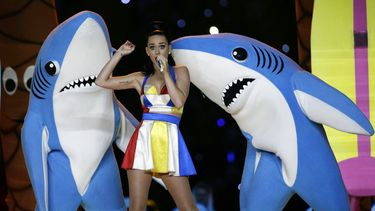 Retiran minitiburones tras advertencia de abogado de Perry