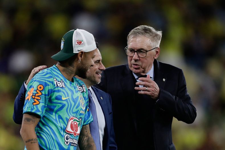 El técnico de Brasil Carlo Ancelotti (derecha) conversa con Neymar (izquierda) al final del partido amistoso contra Panamá, el domingo 31 de mayo de 2026, en Río de Janeiro. (AP Foto/Bruna Prado)
