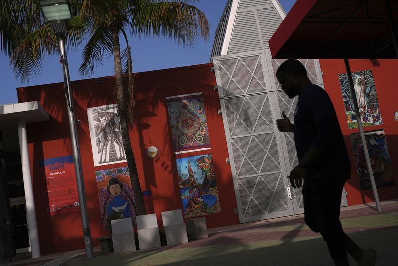 Obras de arte haitiano antes de un evento de baile en un barrio haitiano en Miami el 6 de junio del 2025. (AP foto/Rebecca Blackwell)