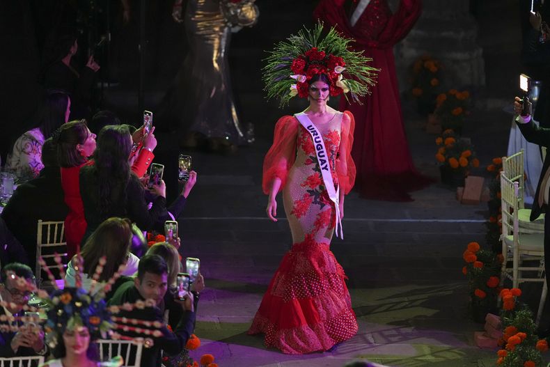 Miss Uruguay Yanina Lucas participa en La Gala de las Catrinas para celebrar el Día de Muertos a días de la 73a edición de Miss Universo en la Ciudad de México el 1 de noviembre de 2024. (Foto AP/Eduardo Verdugo)