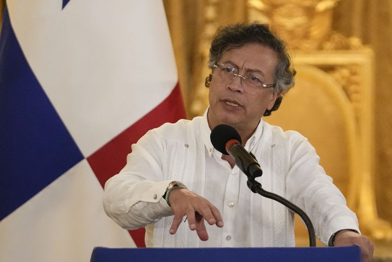El presidente de Colombia, Gustavo Petro, habla tras reunirse con el presidente panameño en el palacio presidencial de la Ciudad de Panamá, el viernes 28 de marzo de 2025. (Foto AP/Matías Delacroix)