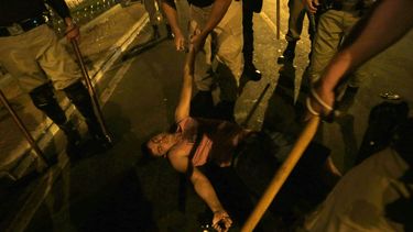 americateve | Un hincha brasile&ntilde;o es detenido por la polic&iacute;a debido a su presunta participaci&oacute;n en una ri&ntilde;a tras la derrota de la selecci&oacute;n de este pa&iacute;s ante Alemania en las semifinales de la Copa del mundo, el martes 8 de juli