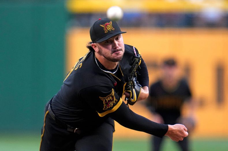 Paul Skenes, de los Piratas de Pittsburgh, lanza durante la primera entrada del juego ante los Reales de Kansas City, el viernes 18 de septiembre de 2026 (AP oto/Gene J. Puskar)