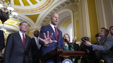 El líder de la mayoría en el Senado, John Thune, acompañado por otros senadores, habla con reporteros en el Capitolio, en Washington, el martes 1 de abril de 2025. (AP Foto/J. Scott Applewhite)