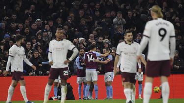 Leon Bailey de Aston Villa celebra con sus compañeros tras anotar el gol para la victoria 1-0 ante Manchester City en el partido de la Liga Premier, el miércoles 6 de diciembre de 2023, en Birmingham. (AP Foto/Rui Vieira)