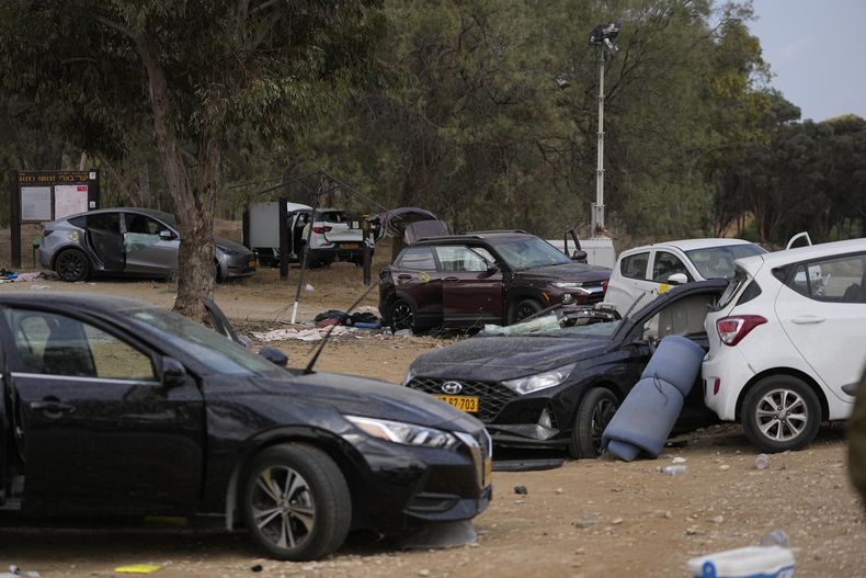 Vehículos dañados en la zona de un festival de música cerca del kibbutz Reim, cerca del muro fronterizo con la Franja de Gaza, el martes 10 de octubre de 2023. El servicio israelí de rescate Zaka informó que los paramédicos han recuperado cientos de cuerpos de personas asesinadas en un ataque sorpresa del grupo extremista Hamas. (AP Foto/Ohad Zwigenberg)